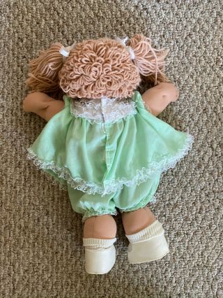 VTG Cabbage Patch Kid Girl Doll w Dimples,  Blonde Yarn Hair & Green Eyes 2