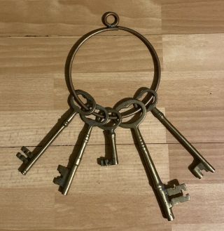 Antique & Collectible - Set Of 5 Brass Metal Large Skeleton Keys With Ring