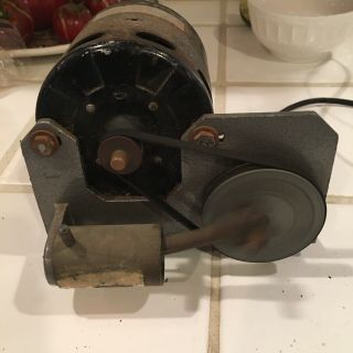 Vintage Plug - In Motor - Rochelle Mfg.  Co.  - Belt Drive -
