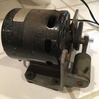 Vintage Plug - In Motor - Rochelle Mfg.  Co.  - Belt drive - 2