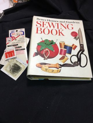 Vintage 5 Ring Binder,  Better Homes And Gardens Sewing Book,  1970,