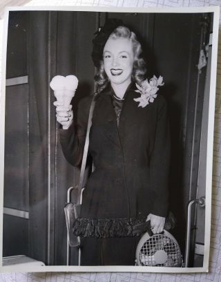 Vintage Rare Candid Photo Of Marilyn Monroe At Ice Cream Shop 1940s