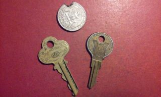 2 Rare Vintage Independent Lock Co Keys Fitchburg Mass " V " Key 238 & M - 12 1000