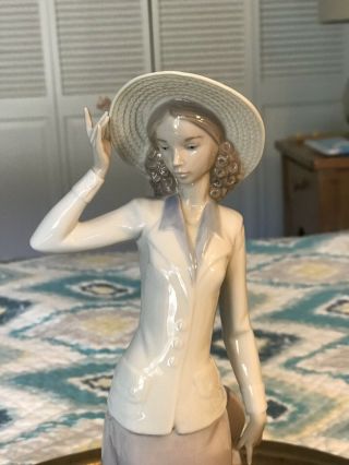 Lladro 5682 Afternoon Breeze Lady With Hat Rare