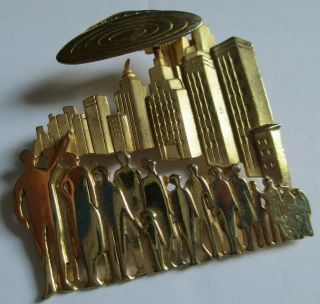 Rare Vintage J.  J.  Large Gold Tone Ufo Area 51 City Scape Figural Brooch