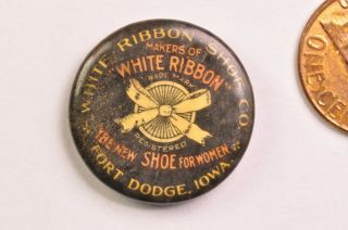 Antique White Ribbon Shoe Co.  Ft.  Dodge,  Iowa Advertising Pin Back Button