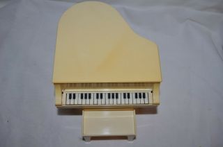 1981 vintage Mattel 5085 WHITE BARBIE Electronic baby Grand Piano 21 keys 2