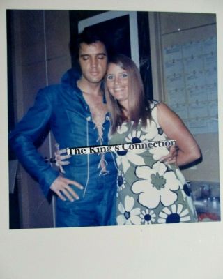 Very Rare Vtg Elvis With A Fan In The Hotel - Polaroid In Blue Jumpsuit