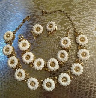 Vintage Rare Crown Trifari White Daisy Gold Tone Necklace Bracelet Earrings Set
