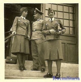 Rare Female Uniformed Wehrmacht Heferin Girls Chat W/ Soldier On Steps