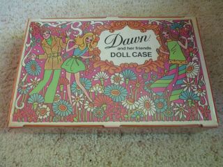 VINTAGE 1971 DAWN AND HER FRIENDS DOLL CASE WITH 11 DOLLS AND 1 CARE BEAR NR 2