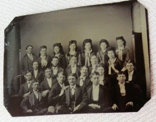 ANTIQUE TINTYPE PHOTO PORTRAIT OF A LARGE GROUP OF LOVELY YOUNG VICTORIANS 2