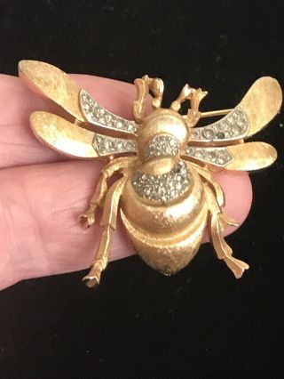 VINTAGE CROWN TRIFARI GOLD TONE BEE INSECT PIN BROOCH MISSING STONES RARE 2