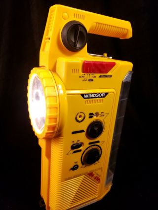 Windsor Searchlight Am/fm/weather/siren /camp Light Radio Windsor Fl - 100 Yellow