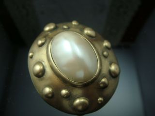 Vintage Faux Mabe Pearl Domed Antiqued Gold Tone Pin Brooch (p - 29)