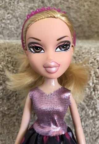 Vintage Bratz Doll CLOE in Bratz Doll Blonde Hair Hazel Eyes Redressed EUC 3