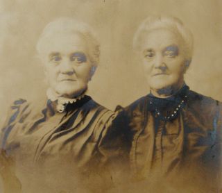 Antique Cabinet Photo Portrait Of 2 Lovely Elderly Look Alike Women Twins ?