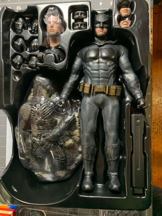 Hot Toys,  Justice League: Batman Deluxe Edition
