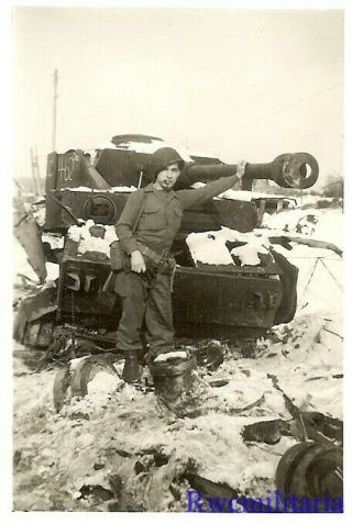 RARE US Infantrymen Posed w/ KO ' d German Pzkw.  IV Panzer Tank in Winter 2
