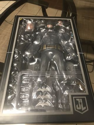 Hot Toys 1/6 Scale MMS 455 Justice League Batman Normal Version [Pre Owned] 3