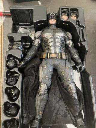 Hot Toys Mms 432 Justice League Batman Tactical Batsuit Version (exclusive) Read