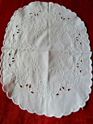 Vintage White Cotton With Embroidery & Cut Work Oval Table Mat/doily 14 " X 11 "