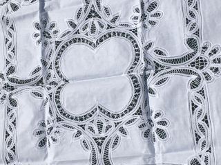 A PRETTY WHITE LINEN AND LACE TABLECLOTH Approx 32”Square.  Vintage 2