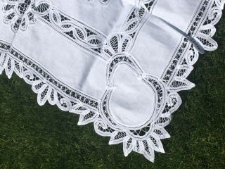 A PRETTY WHITE LINEN AND LACE TABLECLOTH Approx 32”Square.  Vintage 3