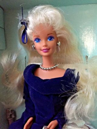 Barbie 15571 Ln Box 1995 Avon Winter Velvet Doll