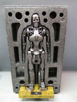 Hot Toys Terminator T - 700 Endoskeleton 1/6th Scale Figure W/ Box