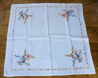 Vtg White Linen Tablecloth Hand Embroidered Jacobean Florals Compact Stitches