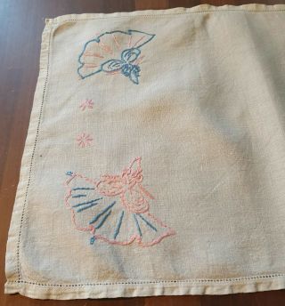 VINTAGE WHITE LINEN & HAND EMBROIDERED CRINOLINE LADIES TRAY CLOTH/TABLE MAT 2