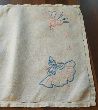 VINTAGE WHITE LINEN & HAND EMBROIDERED CRINOLINE LADIES TRAY CLOTH/TABLE MAT 3