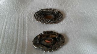 2 x PRETTY ART NOUVEAU?? ANTIQUE SILVER TONE GREEN & RED GLASS FACETED BROOCHES 2