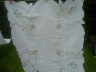 A Gorgeous Pale Cream Linen Machine Embroidered Cut Work Tablecloth 34 " X 33 "