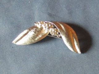 Vintage Signed Crown Trifari Silver - Tone Metal Clear Rhinestone Pin Brooch