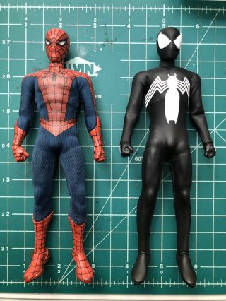 Mezco One 12 Spiderman Classic And Black 2 Pack