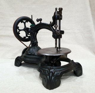 1870 ' s ANTIQUE WILLIAM TAYLOR RARE CAST IRON HAND CRANK SEWING MACHINE 3