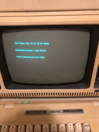 RARE VINTAGE RADIO SHACK/TANDY TRS - 80 PORTABLE COMPUTER MODEL 4P 3