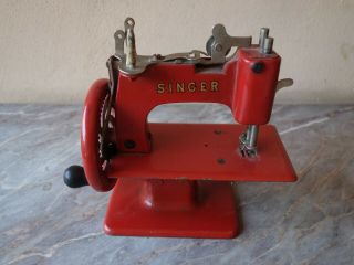 VTG OLD VERY RARE RED SINGER 20 SEWHANDY CHILD ' S HAND CRANK SEWING MACHINE TOY 2