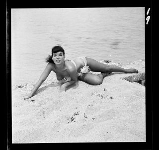 RARE Bettie Page 1954 Camera Negative Bunny Yeager Alluring Beach PinUp 2