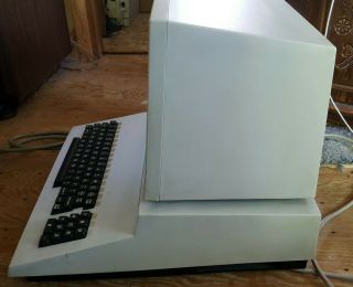 RARE Commodore 8032 - 32B Computer w/German Keyboard and ROM - A Real Beauty 2