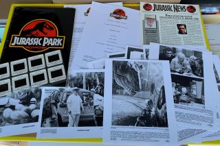 Jurassic Park Fantastic Presskit W/ 14 B&w Photos & 8 Color Slides Very Rare