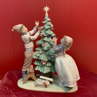 Rare Nao Lladro Figurine " Trimming The Tree " Kids At Christmas 5897 Euc