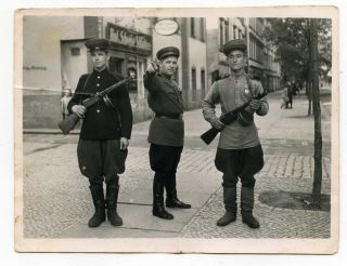 Military Patrol Of The Red Army Soldiers In Occupied Berlin Rare Photo 1945