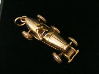 AN EXTREMELY RARE 9ct.  GOLD VINTAGE BUGATTI RACING CAR CHARM/FOB/PENDANT 6.  8grms 2