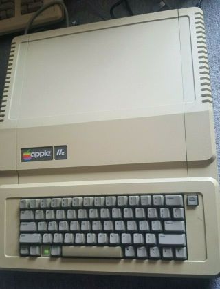 Rare Vintage Apple IIe with matching BOX - Great 3