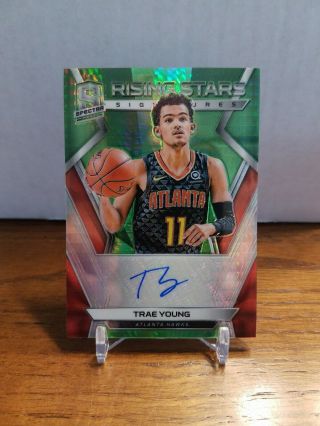 Trae Young 2018 - 19 Spectra Auto Rising Stars 49/49 Rookie Rc Hawks Ssp Rare