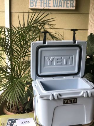 Yeti Cooler - Roadie 20 Quart Ice Blue Yr208 Discontinued Model And Rare Color