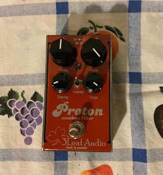 WOW 3Leaf 3 Leaf Audio PROTON Envelope Filter Effect Pedal - Very rare RED 2